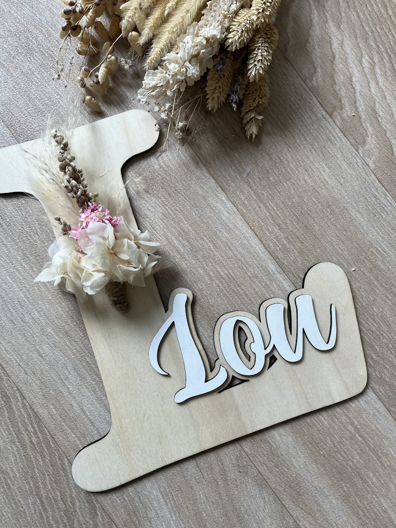 Holzbuchstaben mit Trockenblumen – Bild 7