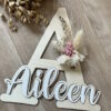 Holzbuchstaben mit Trockenblumen – Bild 6